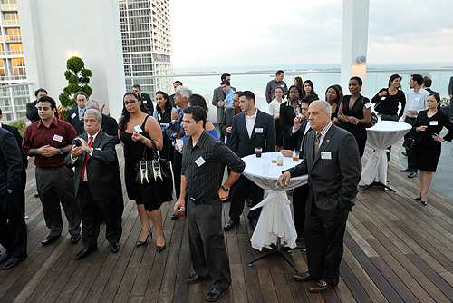 A night of networking in the heart of Miami’s Downtown at 500 Brickell drew more than one hundred members of the business, real estate, law, accounting, YUPA, and Honors College alumni chapters.