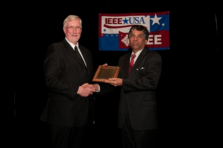 Ronald G. Jensen, IEEE-USA president, presents the “IEEE-USA Entrepreneur Achievement Award” to Dileep Rao at the organization’s annual meeting.