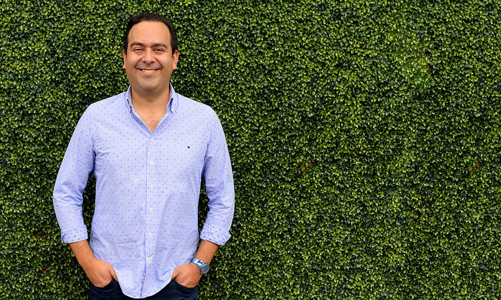 Shifting careers, alumnus Mauricio Angarita mines the social media power of the thumb.